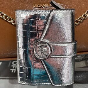MICHAEL KORS CARMEN MEDIUM LOGO AND FAUX LEATHER WALLET 
SILVER 
NWT